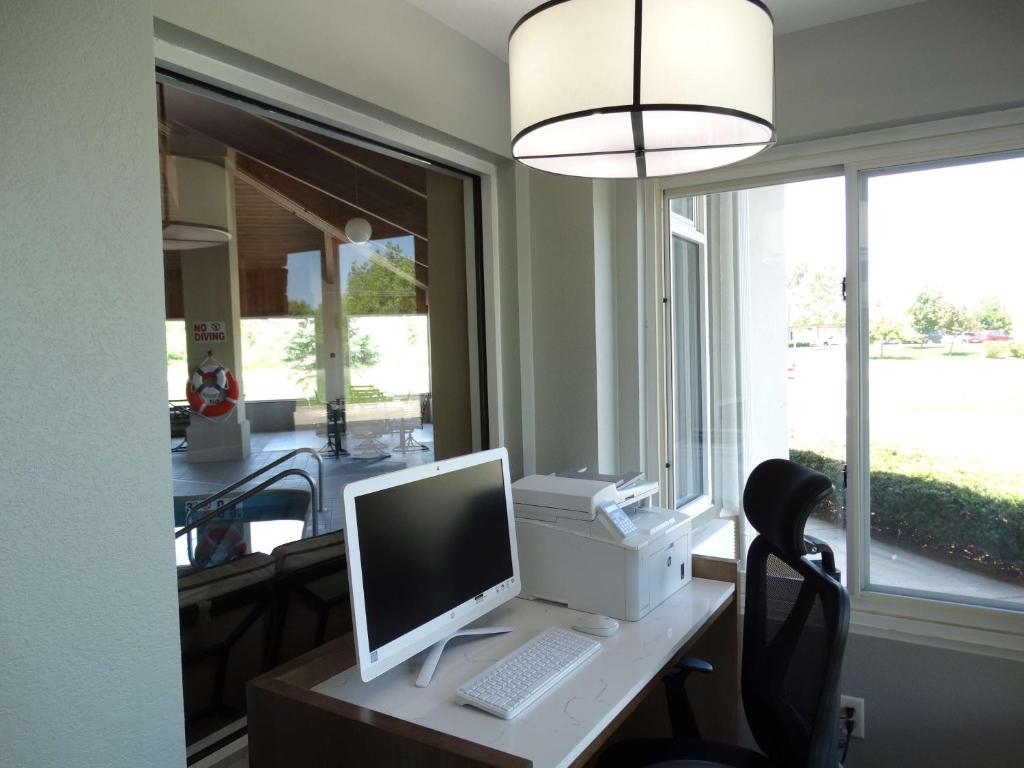 Best Western DeWitt Photo 1