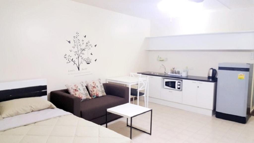 Kitchen, Popular Condo C4 in Bangkok