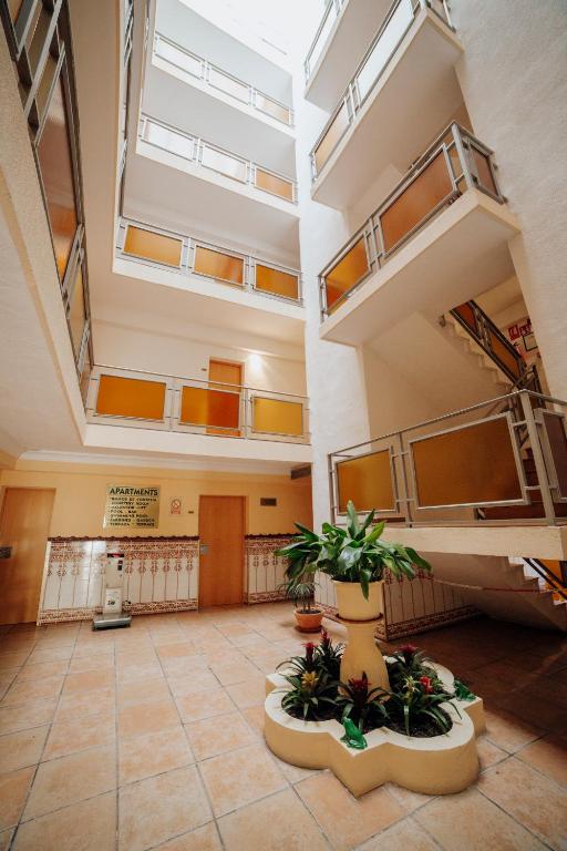 Apartamentos Palm Court — Hotel building in Benidorm, Valencian Community
