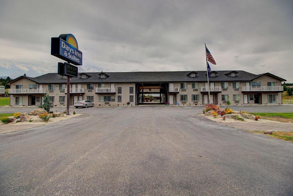 Days Inn & Suites by Wyndham Lolo photo