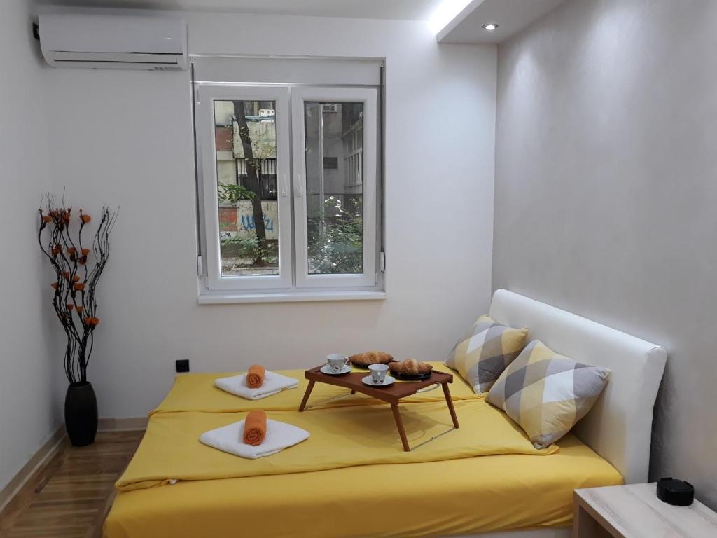 Sweet Yellow Apartment - 4