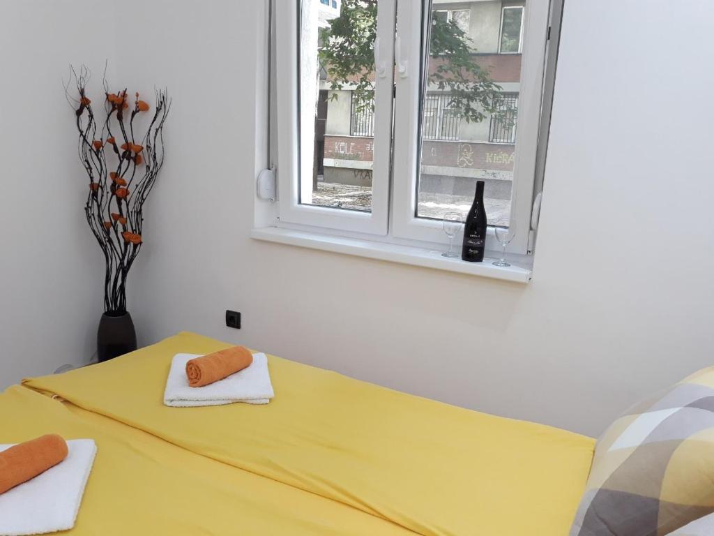 Sweet Yellow Apartment - 3