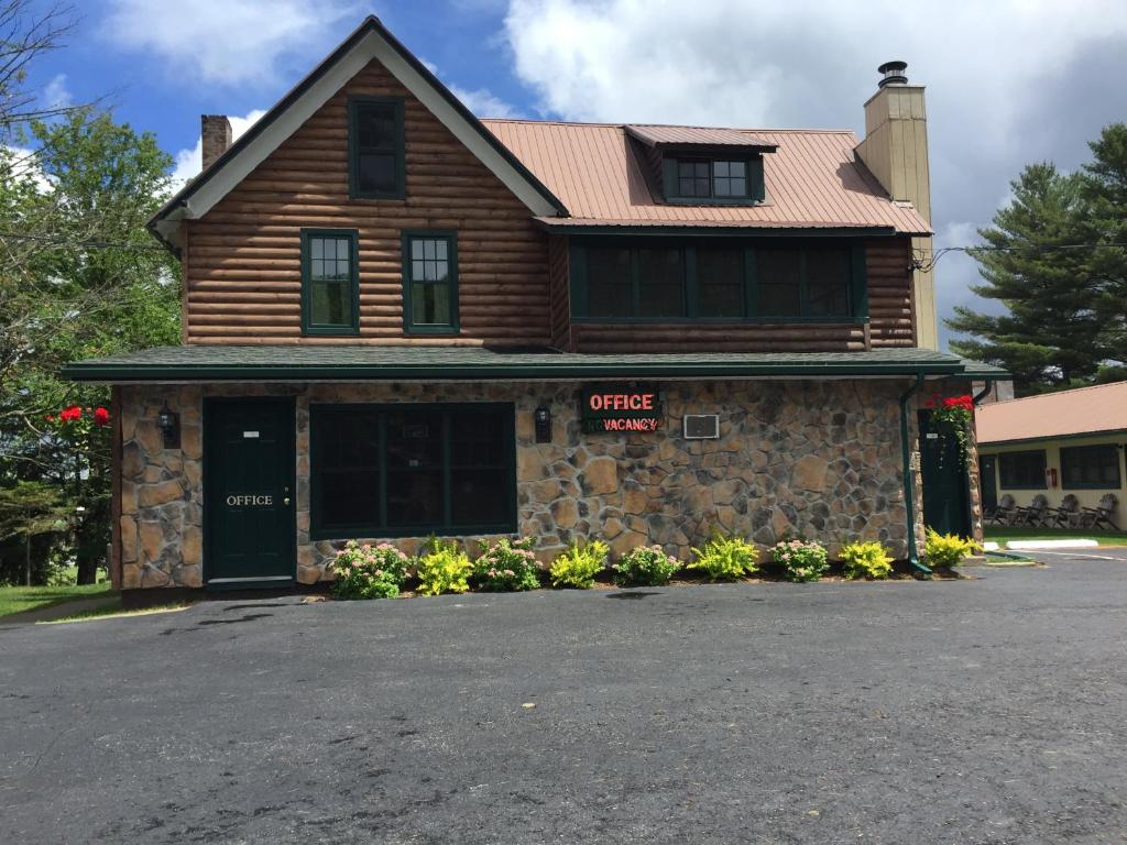 Pine Knoll Hotel Lakeside Lodge &amp; Cabin — Hotel in Old Forge (NY)