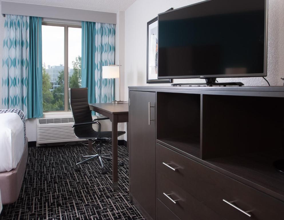 La Quinta Inn & Suites by Wyndham Atlanta Airport North photo