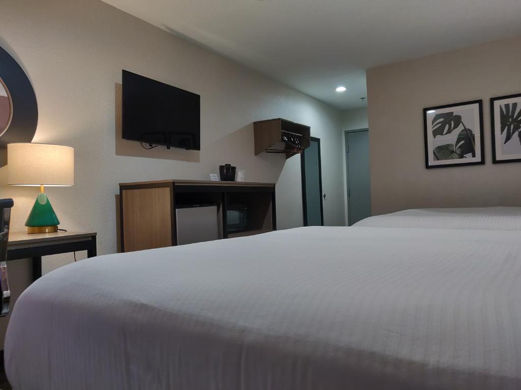 Arya Inn And Suites Photo 17