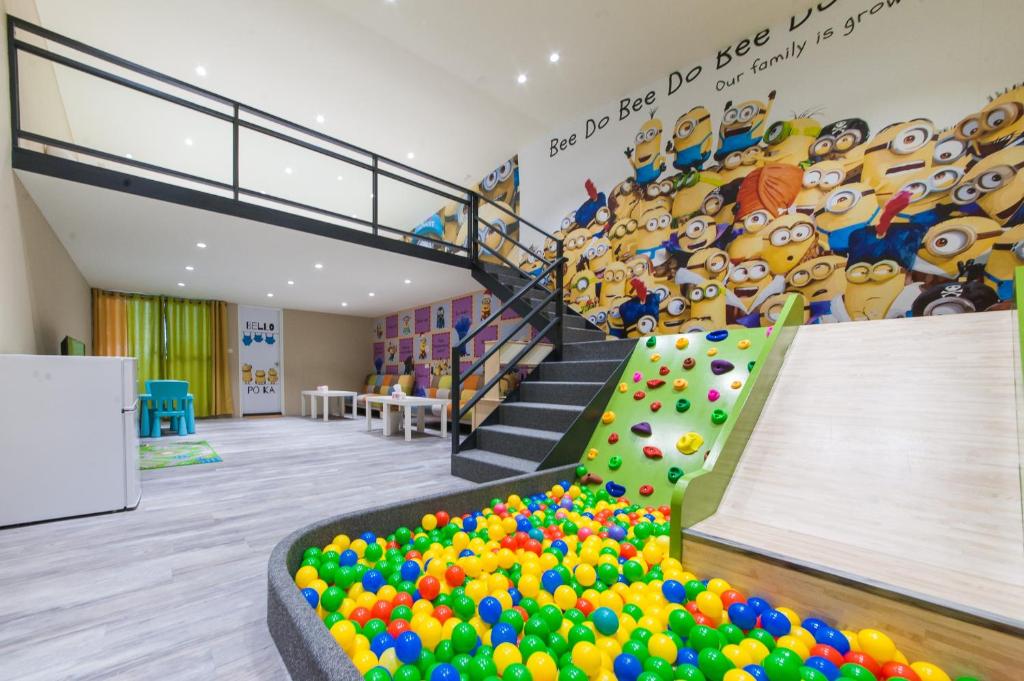 Phoebe Trains, Luodong