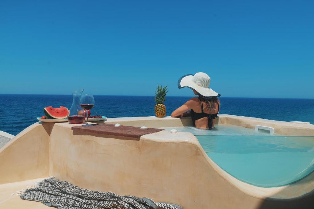 Michelangelo Beach Villa — Hotel in Santorini