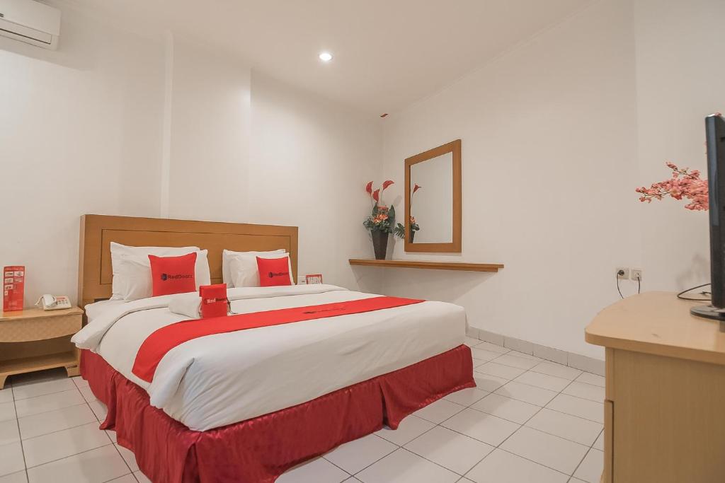 Reddoorz Plus Near Setrasari Mall 3 Hotel In Cimindi - 