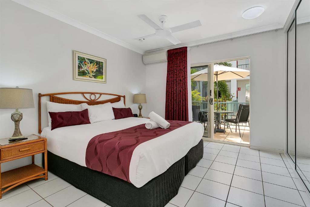 Cairns Beachfront Apartments on Trinity Beach room