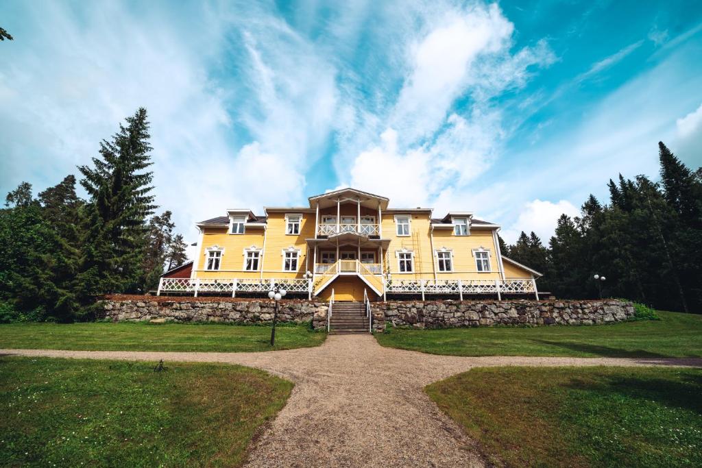 Karolineburg Manor House Hotel — Hotel in Kajaani