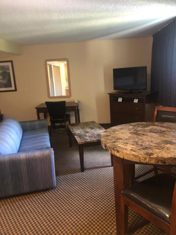 GuestHouse Inn & Suites Eugene/Springfield Photo 10