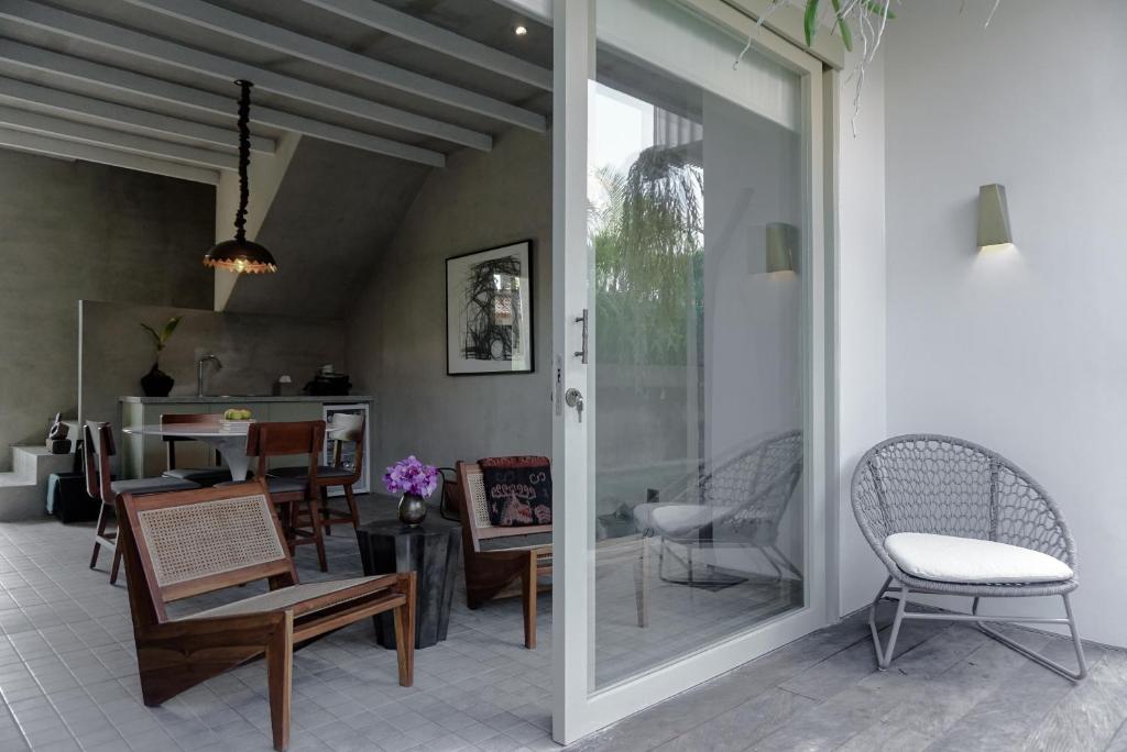 Studio O - 2 Floor Studio, Central Seminyak Walk to Beach, Seminyak