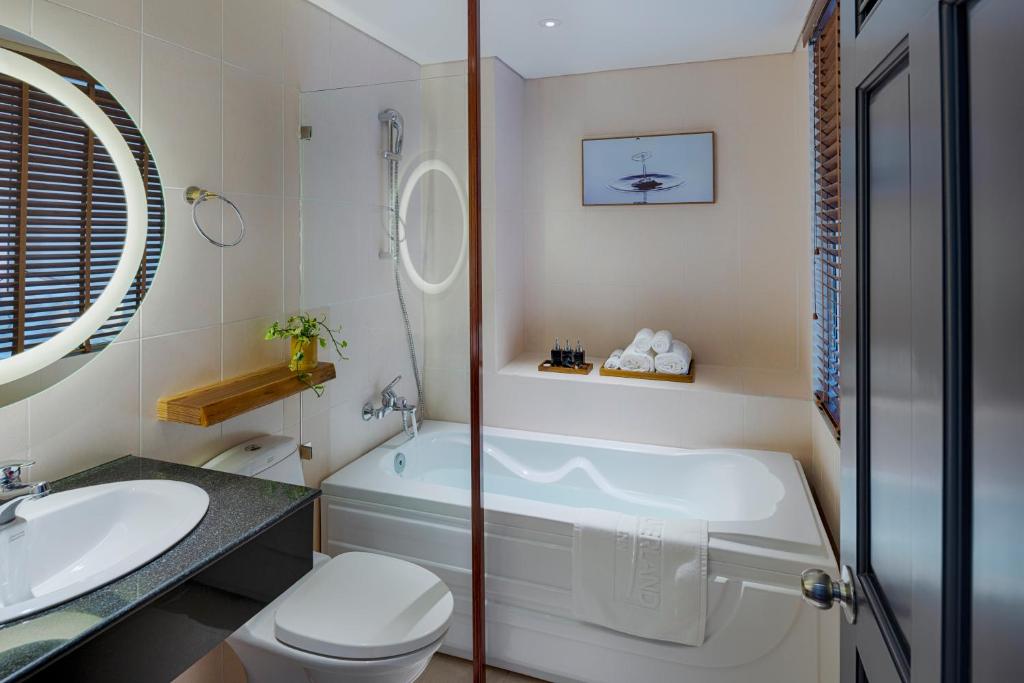 Bathroom, Silverland Min Hotel in Ho Chi Minh City