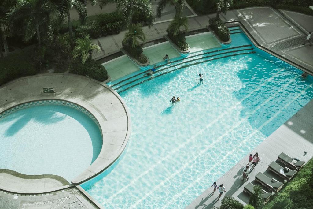 Tivoli Garden Residences 2212 Lovely stay in a 2-BR condo w/ Netflix and Balcony photo