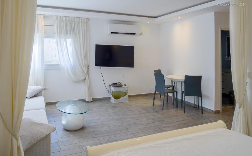 Shared lounge/TV area