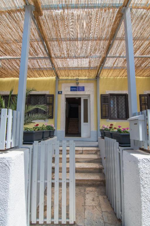 Hostel Flora — Hotel in Mali Losinj