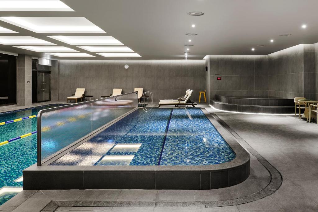 Swimming pool, Hotel Hyundai by Lahan Ulsan in Ulsan