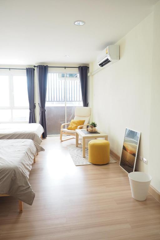Hostbox Bangkok - King Quadruple Room photo