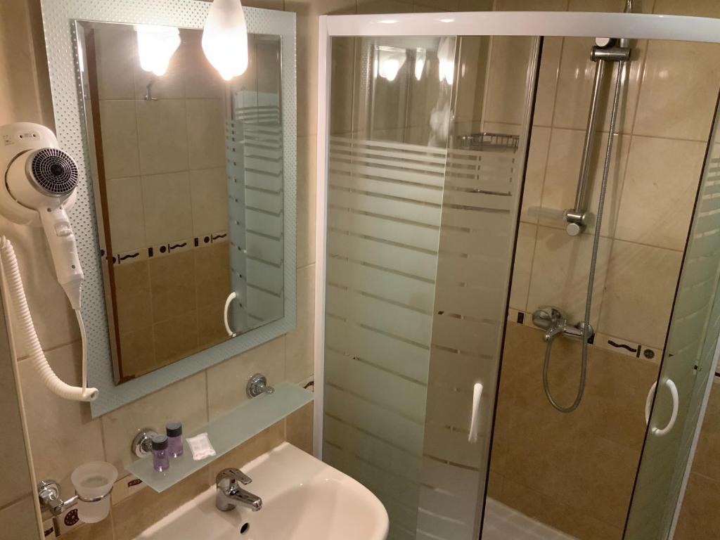 Persani Hotel-Free Parking photo
