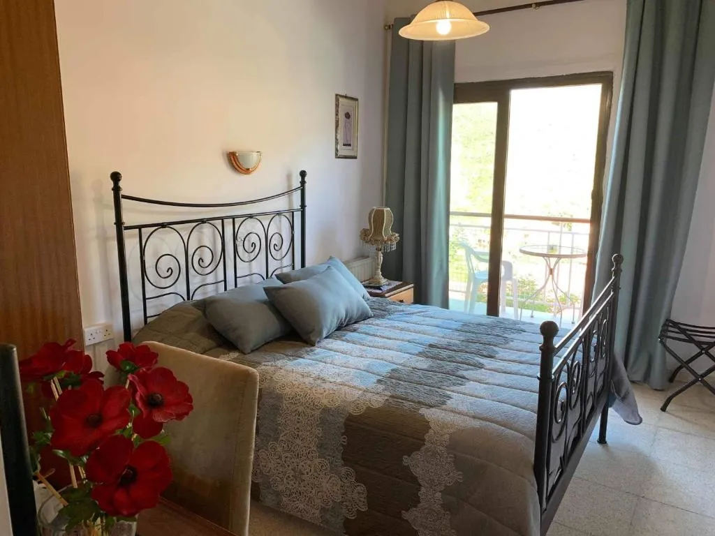 Two Flowers Hotel, hotel in Pedoulas
