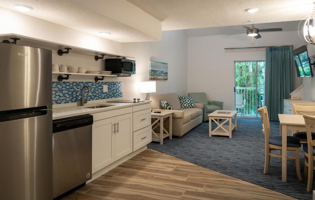 Kitchen, Palmera Inn & Suites in Hilton Head Island (SC)