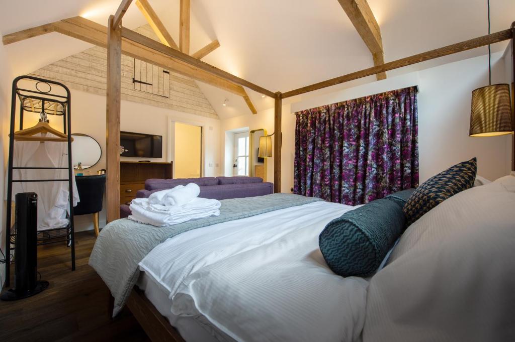 The Withies Inn — Hotel in Compton