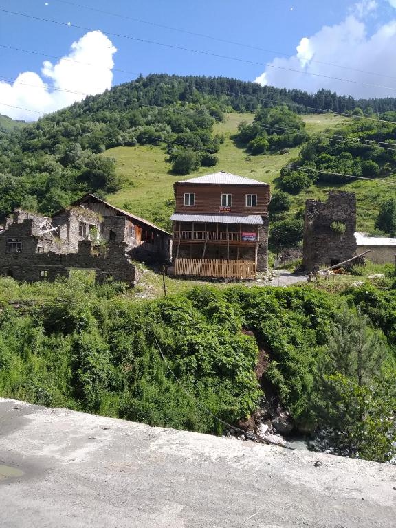Raul Lushnu Darbaz — Hotel in Mestia