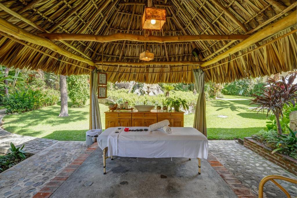 Massage, Regis Hotel Spa in Panajachel