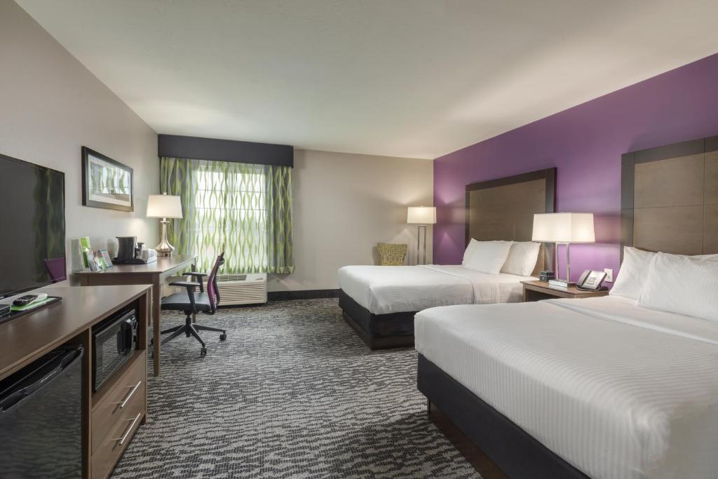 La Quinta Inn & Suites by Wyndham Visalia/Sequoia Gateway photo