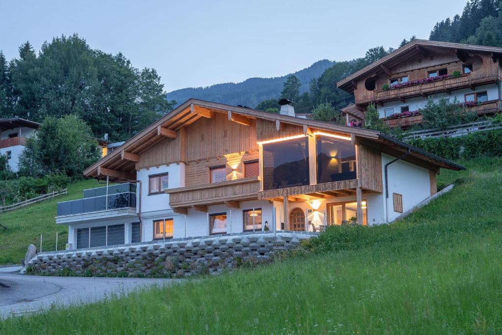 "Chalet Bergzeit" Ferienhaus mit Sauna &amp; Wellness — Hotel in Auffach