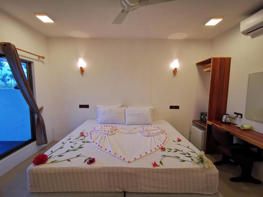 Sands garden thoddoo guest house. Коко вилла тодду мальдивы. Тодду гестхаус. Shoreline grand thoddoo guest house (мале). Thoddoo sunny beach.