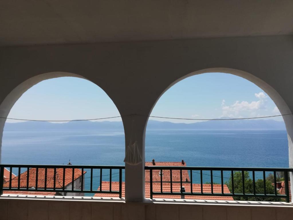 Apartments Alexa, Brist