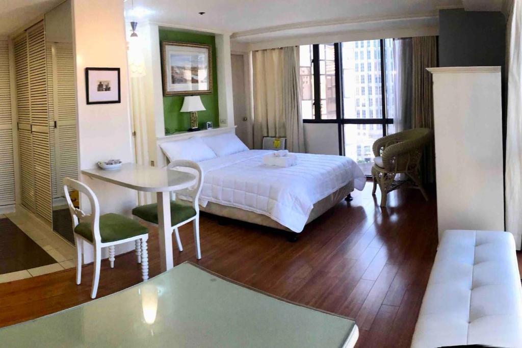 Beautiful Flat in Greenbelt (WiFi &amp; Netflix) — Hotel in Manila