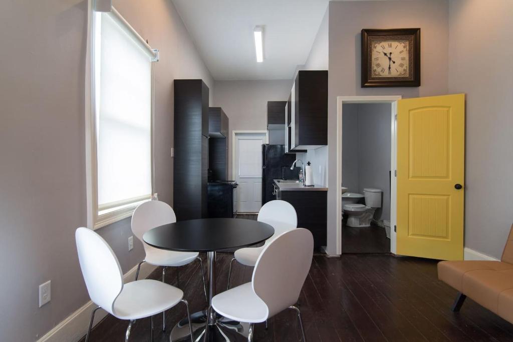 Modern Condo 2 Blocks From Quarters, New Orleans