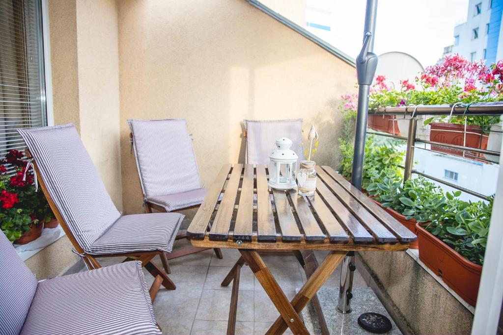 Private 2-BDR Apt. + Parking near Lazur Stadium