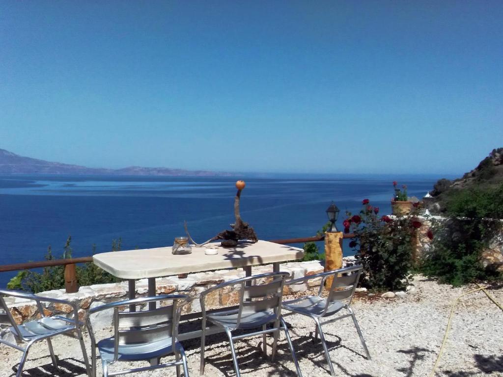 2 annexed houses -Private place to swim-large terrace- Unlimited view — Hotel in Crete Island