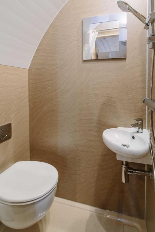 Lupin Glamping Pod photo