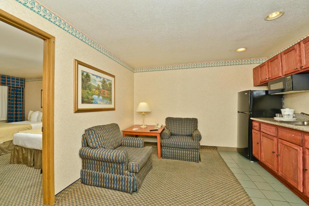 Ramada by Wyndham Kent Seattle Area photo