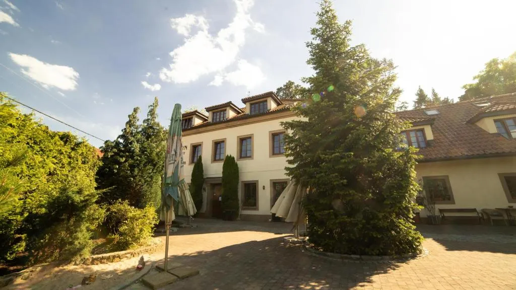 Stary dum, hotel a Černošice