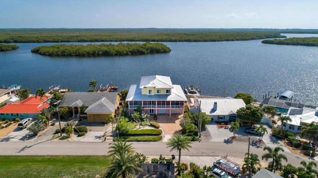 Kokopelli Villa - Matlacha waterfront close to Cap Coral - private home locally managed, fair &amp; hone — Hotel in Matlacha (FL)