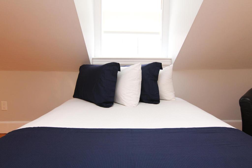 Charming & Stylish Studio on Beacon Hill #15 photo