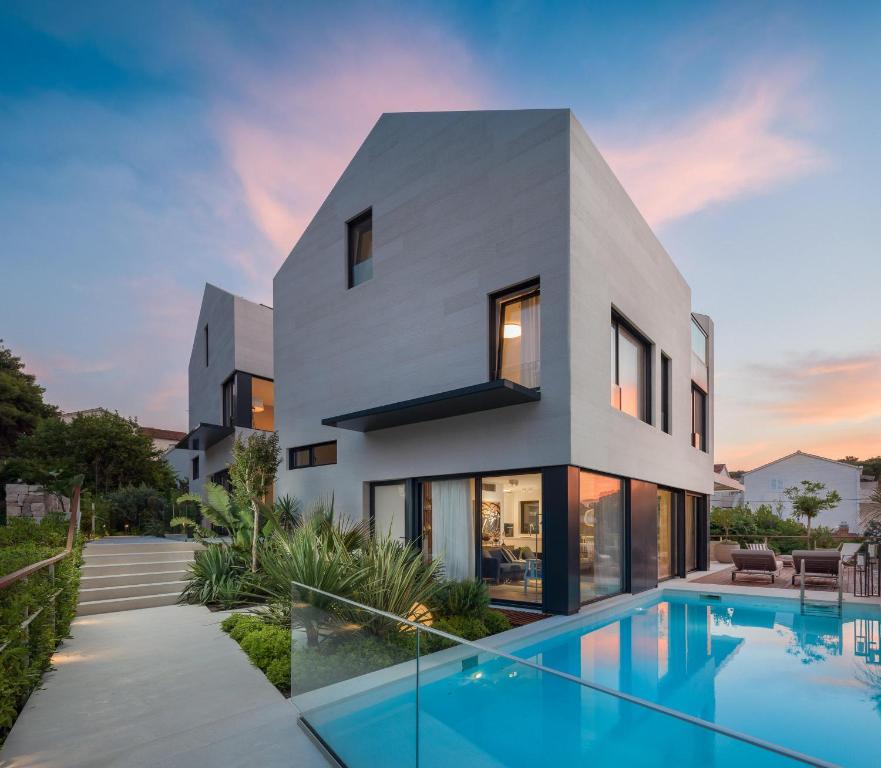 Agapao Villas, Sutivan