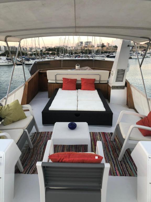 Johnny M Yacht — Hotel in Sliema