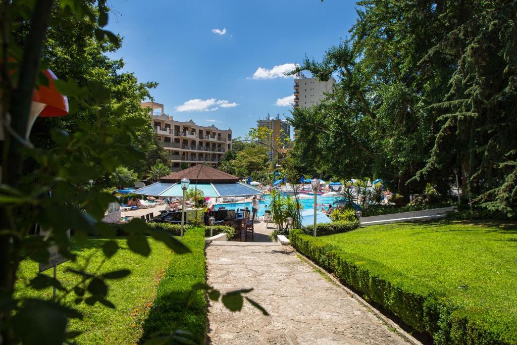 Park Hotel Perla — Swimming pool in Golden Sands, Varna Region