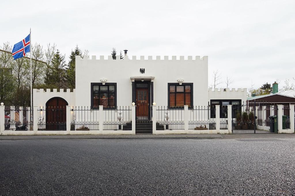 Little White Castle — Hotel in Keflavik