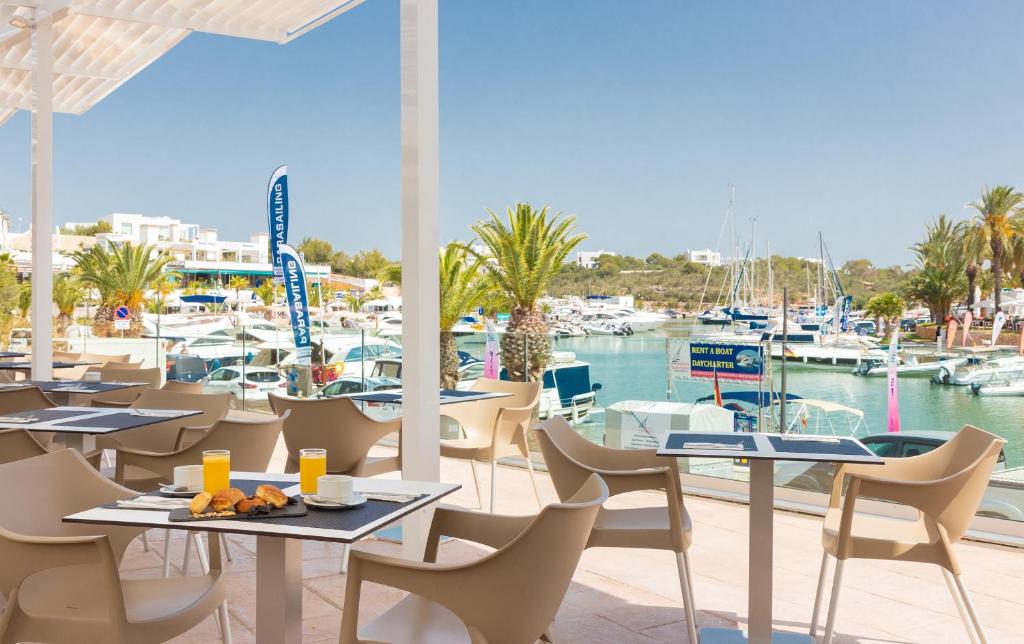Hotel Palia Puerto del Sol 3 Sup — Restaurant & bars in Cala d´Or, Balearic Islands