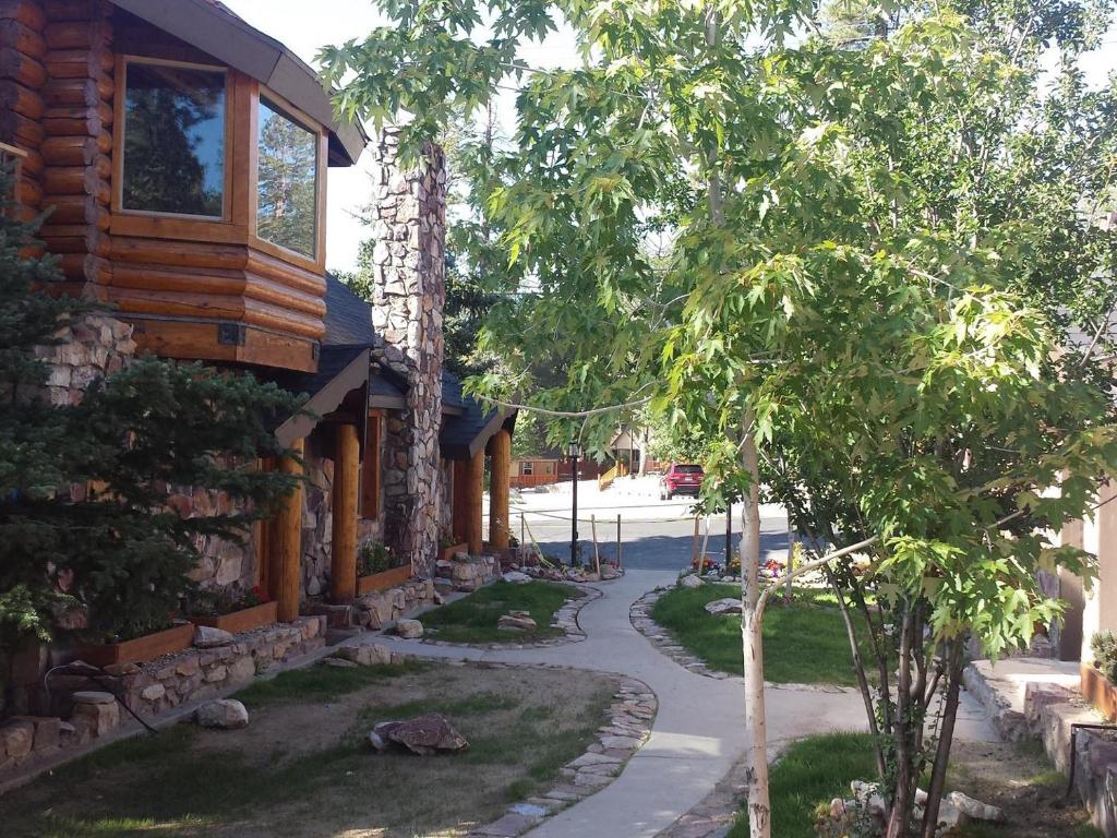 Embers Lodge & Cabins photo