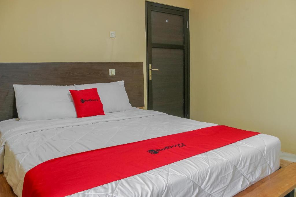 RedDoorz Syariah near Pasar Modern Cikopo photo