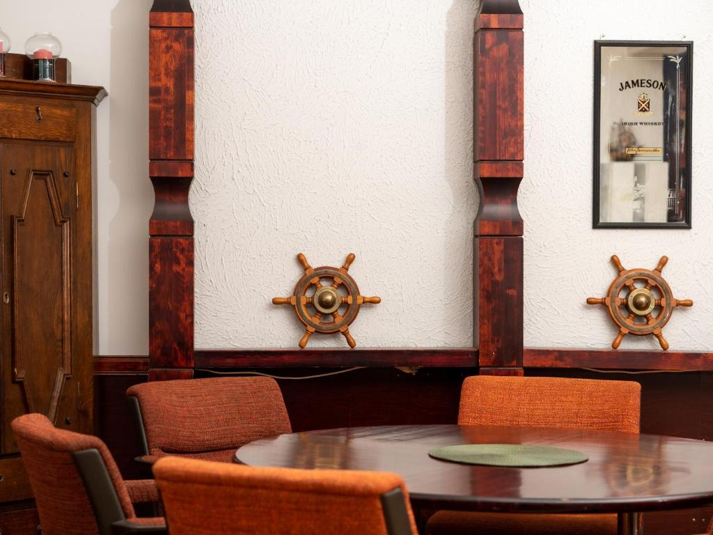 Shared lounge/TV area