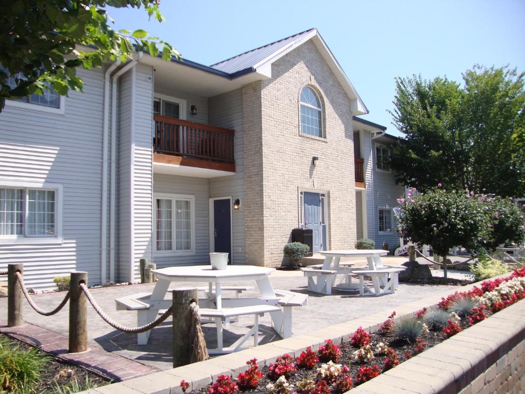 Put-in-Bay Poolview Condo #2, Put-in-Bay